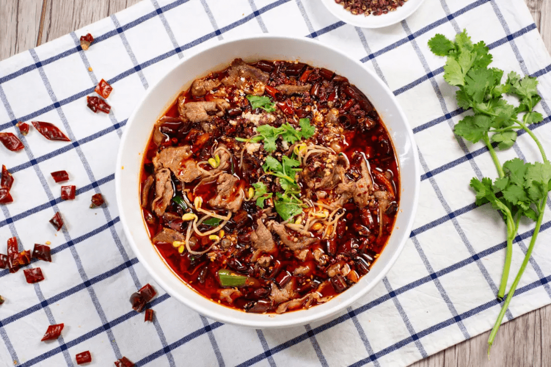 巴蜀水煮牛肉肉片滑嫩香气四溢好吃到沸腾