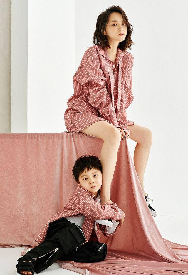 邓莎携大麟子拍写真,母子俩似姐弟,大麟子越长越像妈妈了