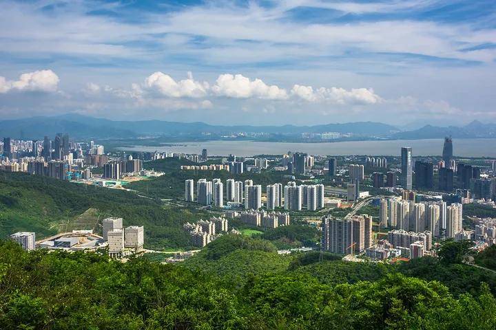 塘朗山郊野公園位於深圳南山區的東北部,主峰塘朗峰海拔430米,登高