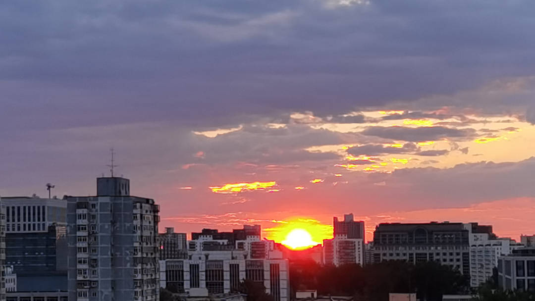 正好看到朝阳刚在东边的楼顶露出一个红边,说句实话,我这几天等它等得