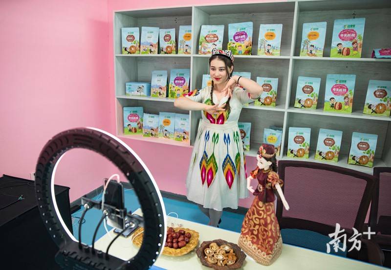 不同于普通的直播间,努尔古丽的直播间背景墙除了陈列各种新疆干果