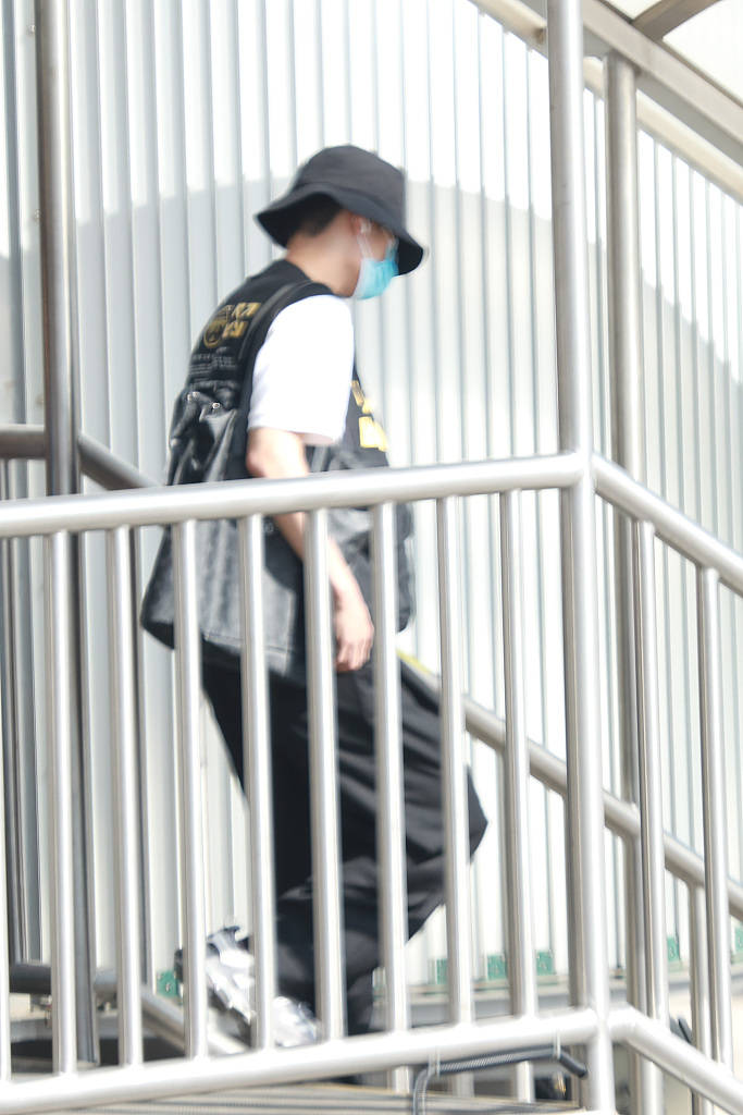 肖战戴渔夫帽穿马甲低调帅气 步履匆匆走路带风