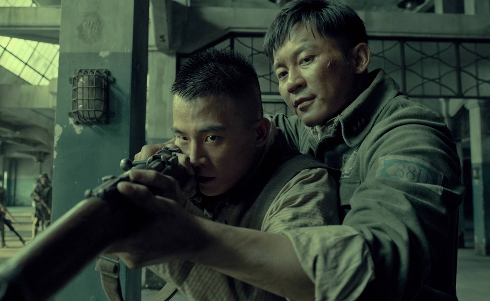 为什么《八佰》会枪杀战俘呢?除了给新兵练胆外,还有这个原因