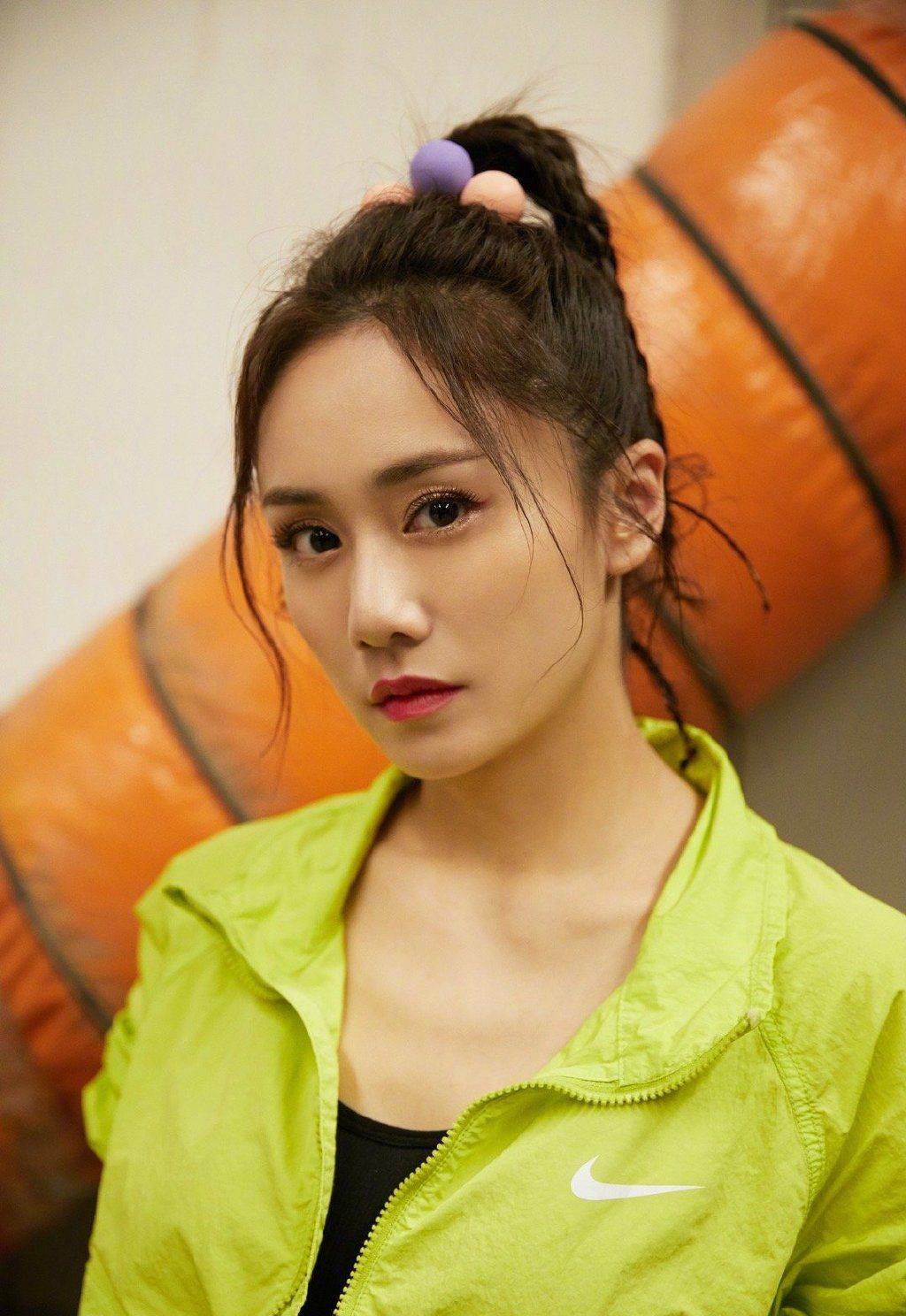 38岁刘芸晒"雨衣"照,眉目清秀锁骨若隐若现,宛若18岁少女!