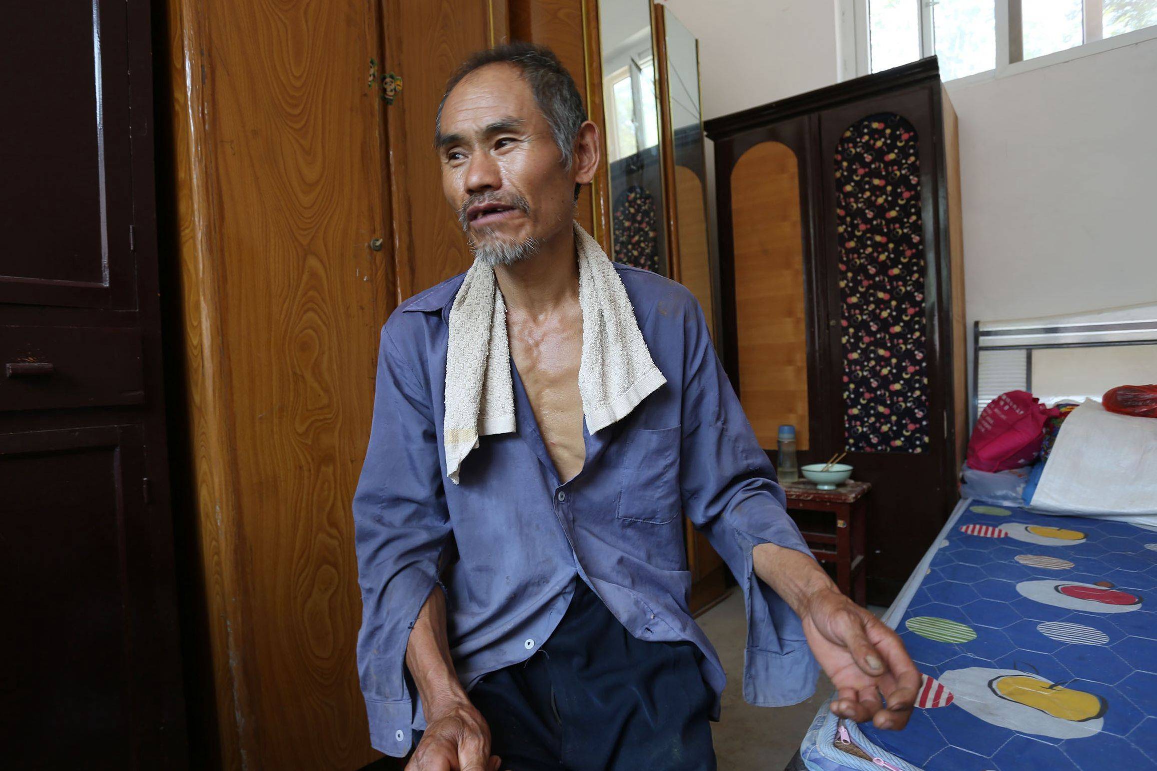 这是山西晋南一个偏僻农村的典型贫困户,主人孙大叔(左二)今年55岁