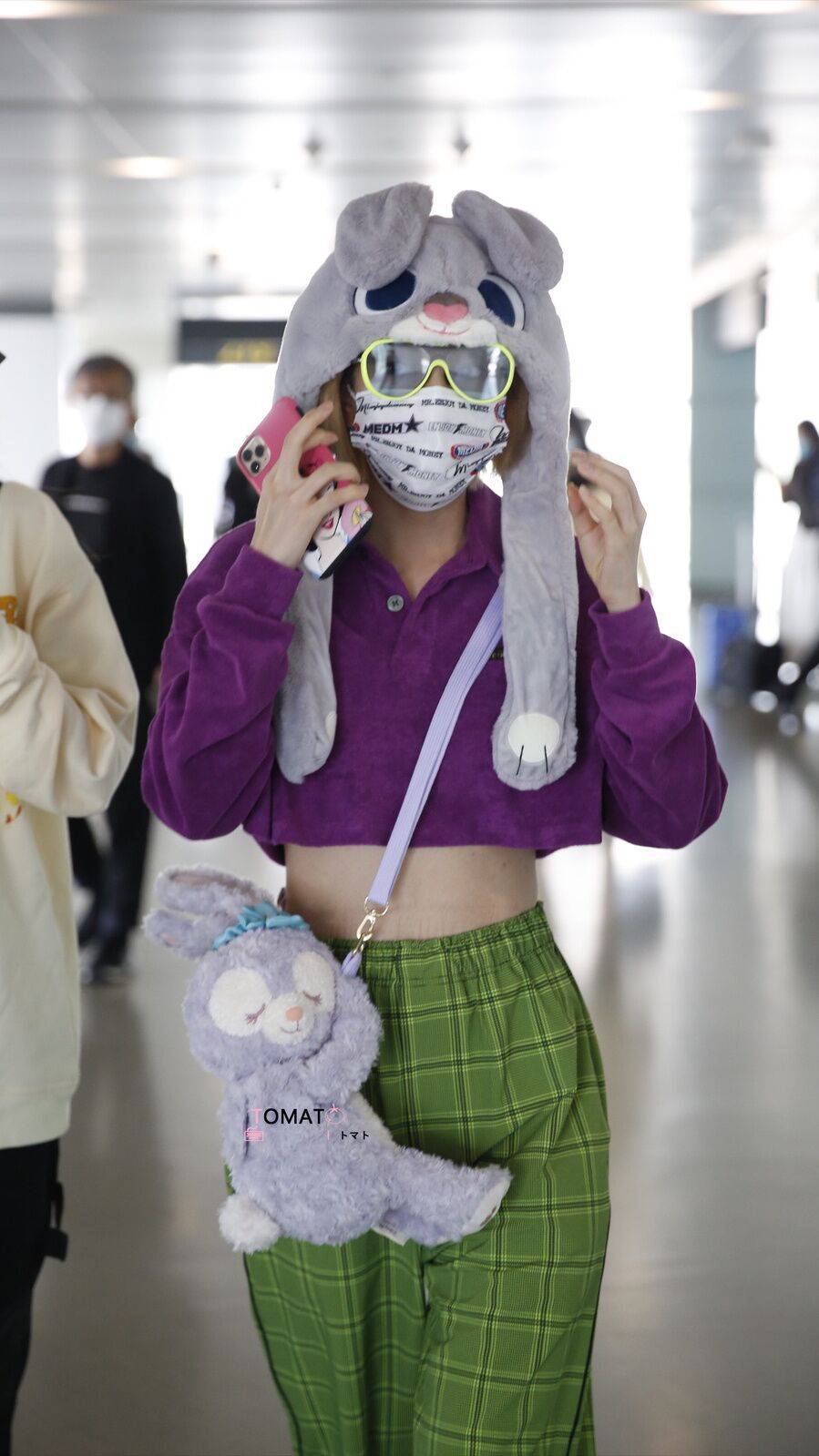 乃万机场私服更新,大胆玩转撞色潮流,又美又飒