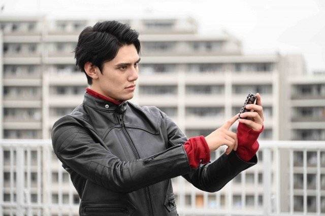 原创假面骑士圣刃第1话先行反派干部拉结尔上线男主增高鞋被吐槽