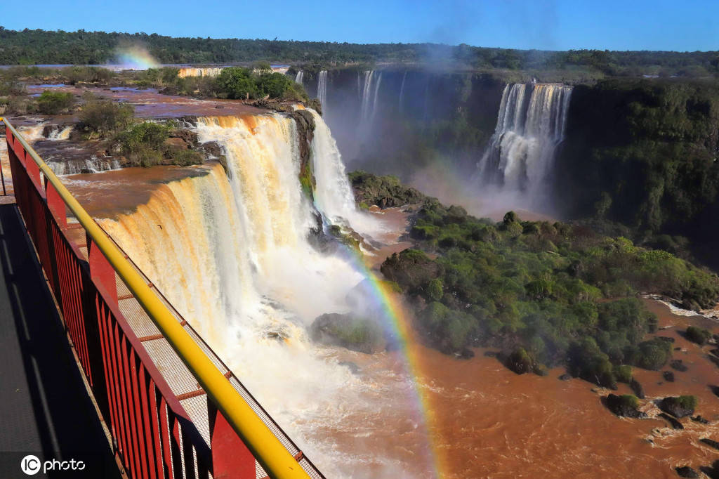 彩色的巴西伊瓜苏瀑布春光乍泄取景地
