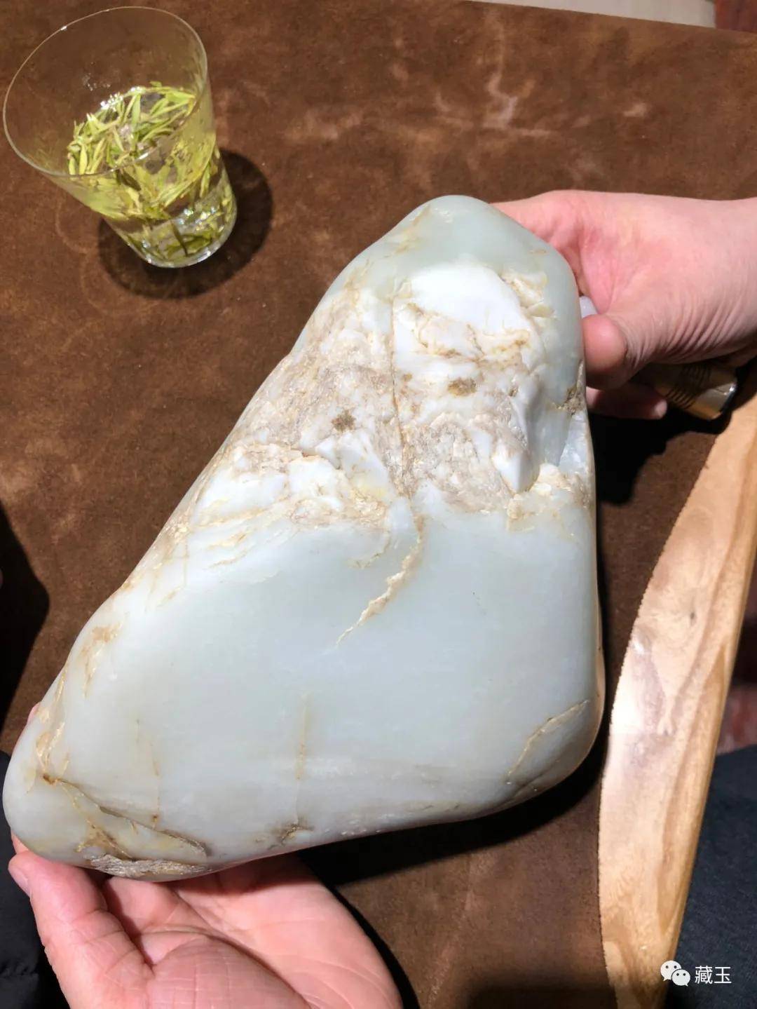 一块白皮大料切出两个玉镯,你看赚了吗?_手机搜狐网