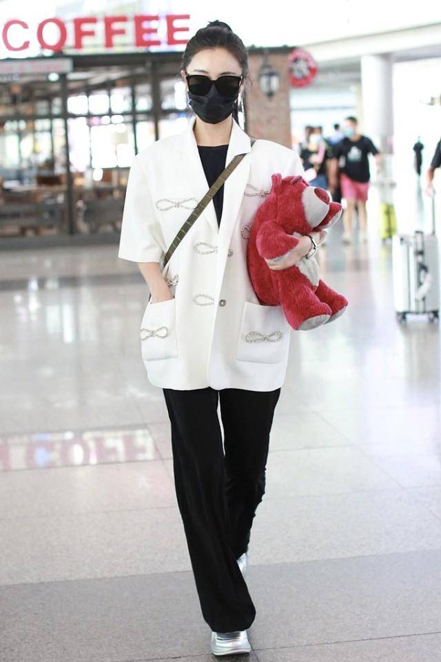 原创薇娅一身女团装走机场慵懒搭配很时髦一点都不像做直播的