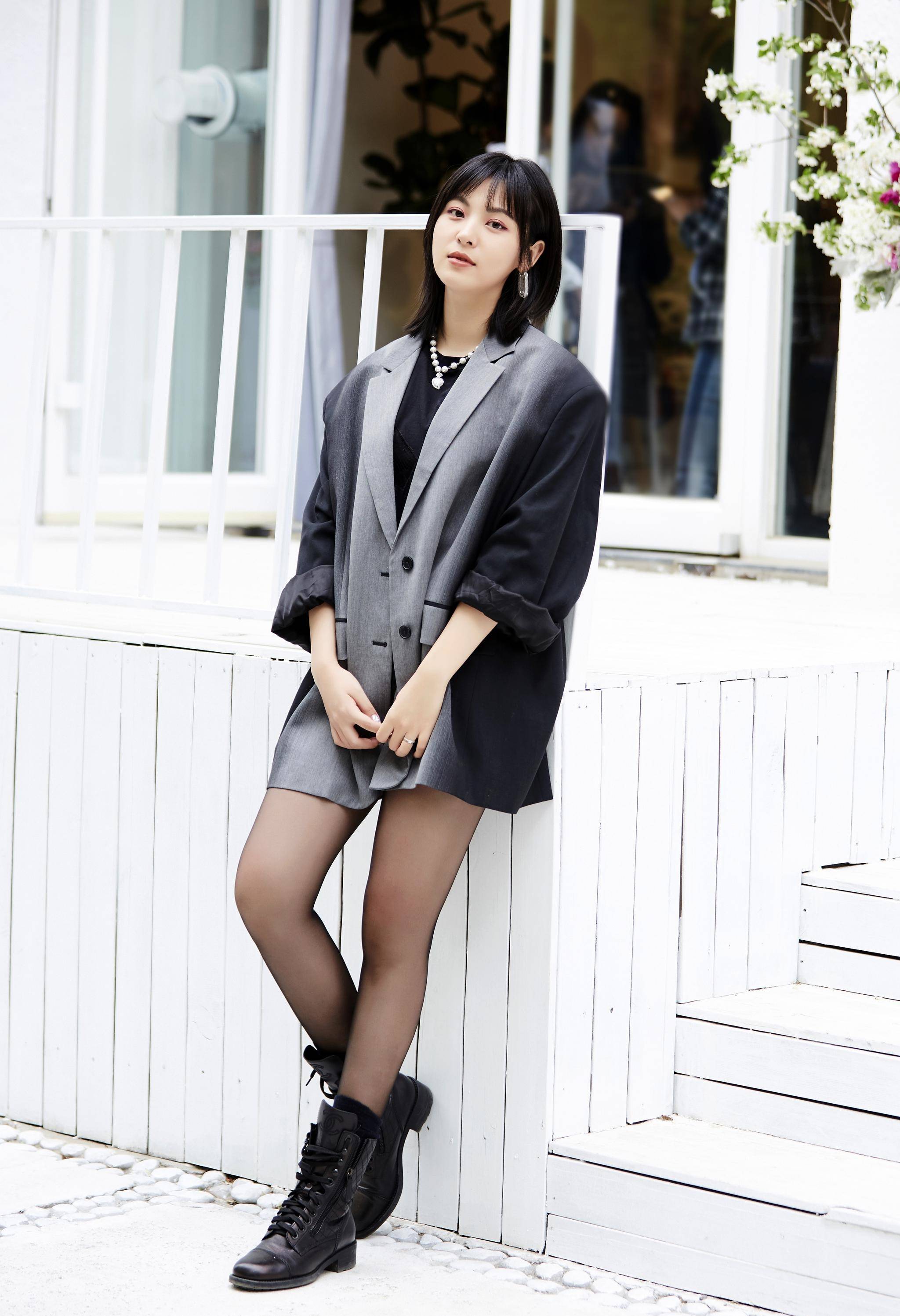 她在《大江大河2》中被换,灰色男友风西装配短靴,美丽帅气难挡_周放
