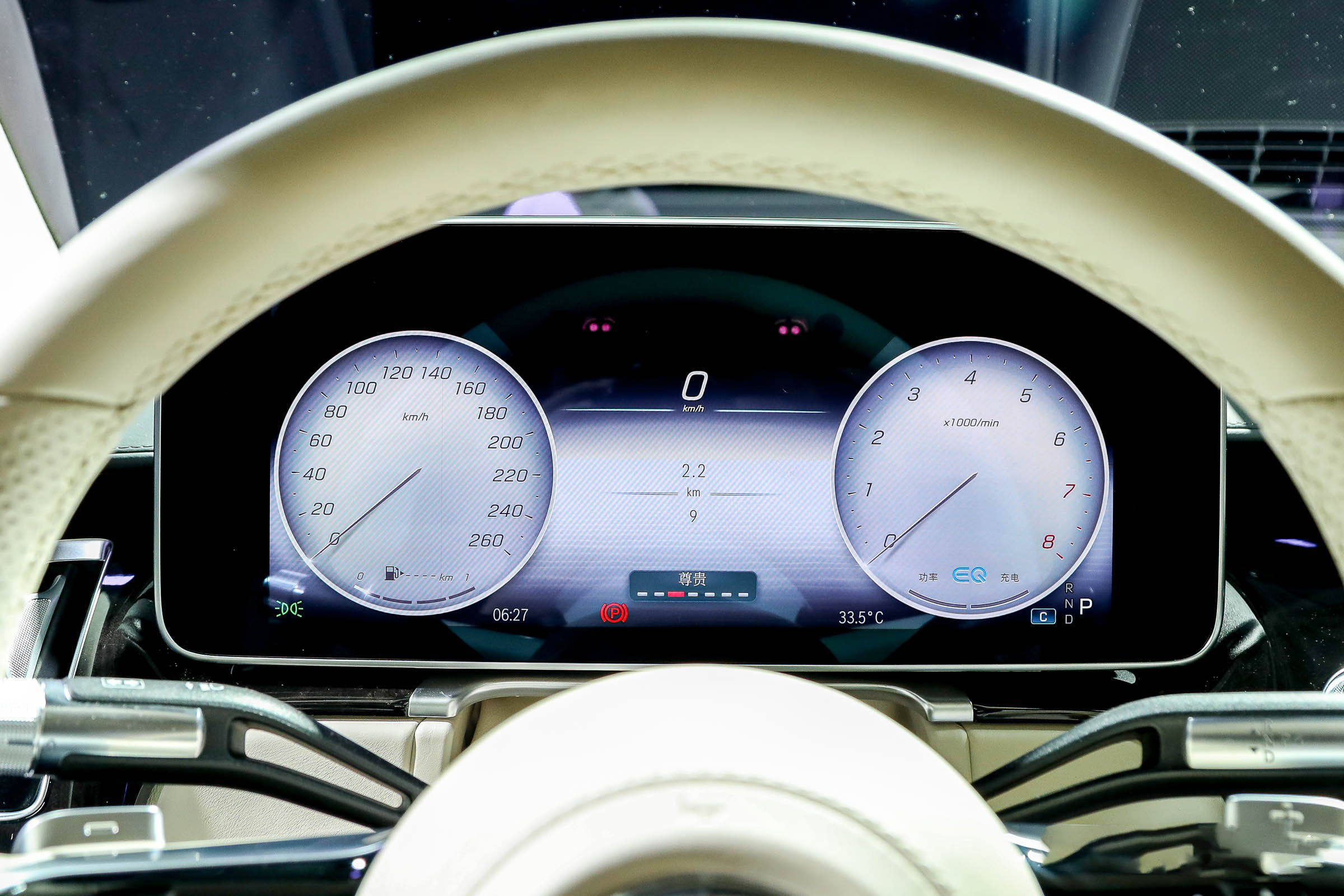 全新的设计,取消了我们熟悉也热爱的连屏设计,仪表盘和液晶显示屏区分