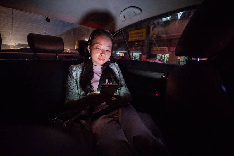 女乘客三分钟内被网约车司机摸腿十余次!记住这些方法