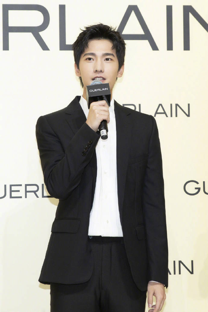 原创杨洋身穿黑西装搭配白衬衫出席活动优雅从容彰显绅士风范