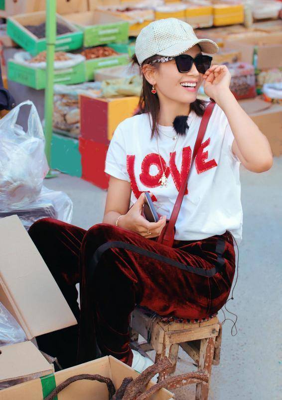 原创42岁刘涛真会扮嫩,印花t恤配丝绒长裤,舒适减龄却不失潮范