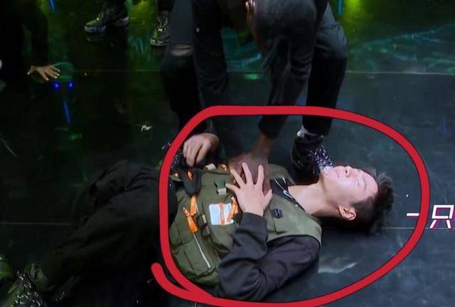 心疼王一博录节目累瘫在地上身体透支表情痛苦久久爬不起来