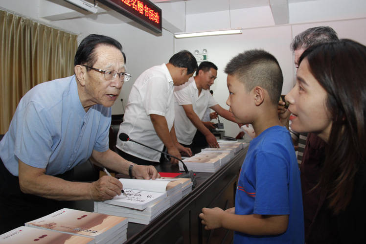 文振西先生谈人生及签名赠书活动在山西闻喜县图书馆举行