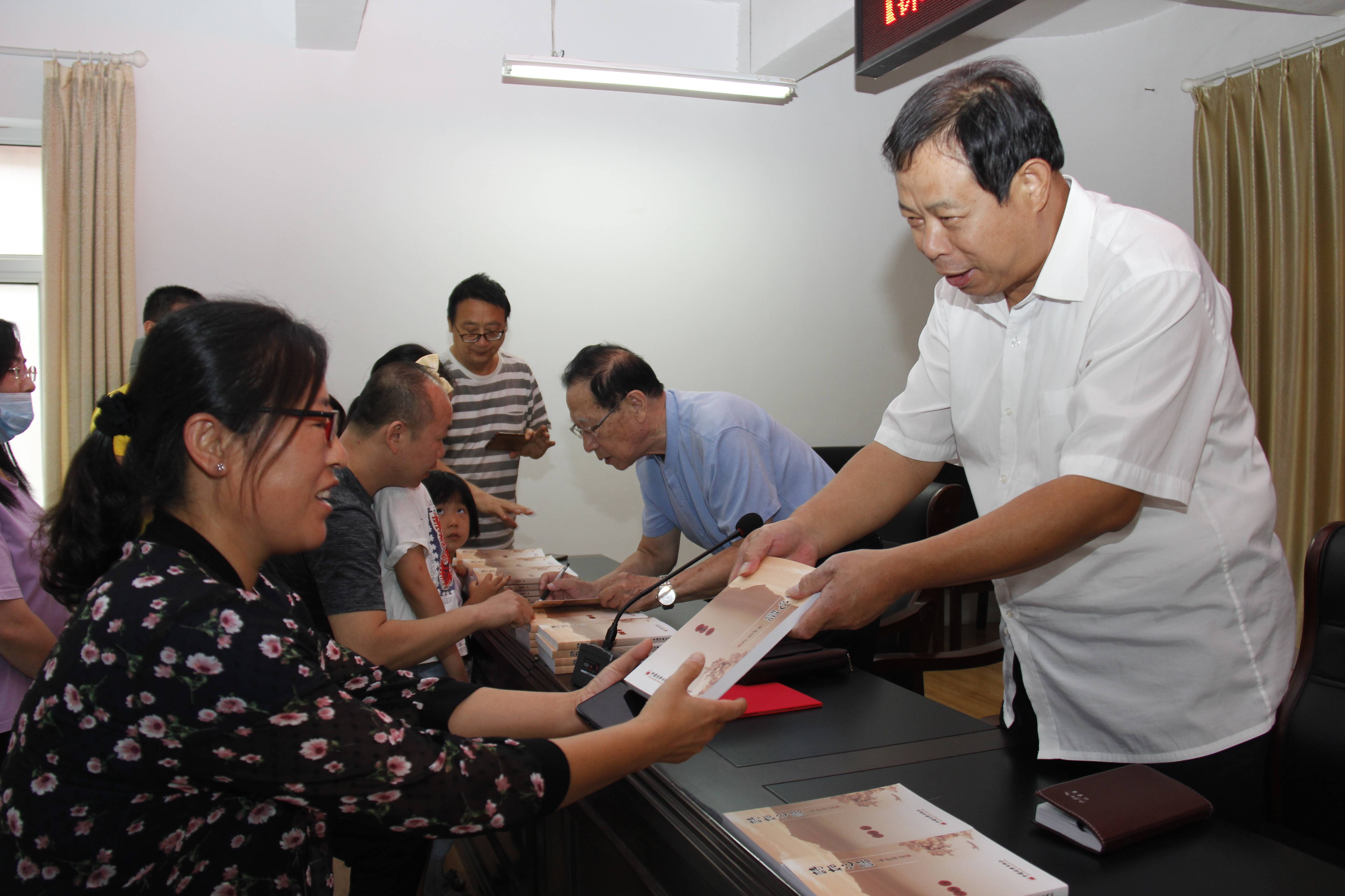 文振西先生谈人生及签名赠书活动在山西闻喜县图书馆举行