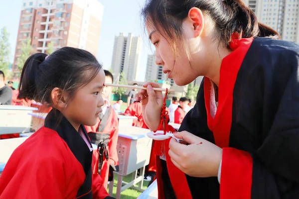 泰安博文中学小学部1200余名新生在曲阜儒家研学基地举行开笔礼