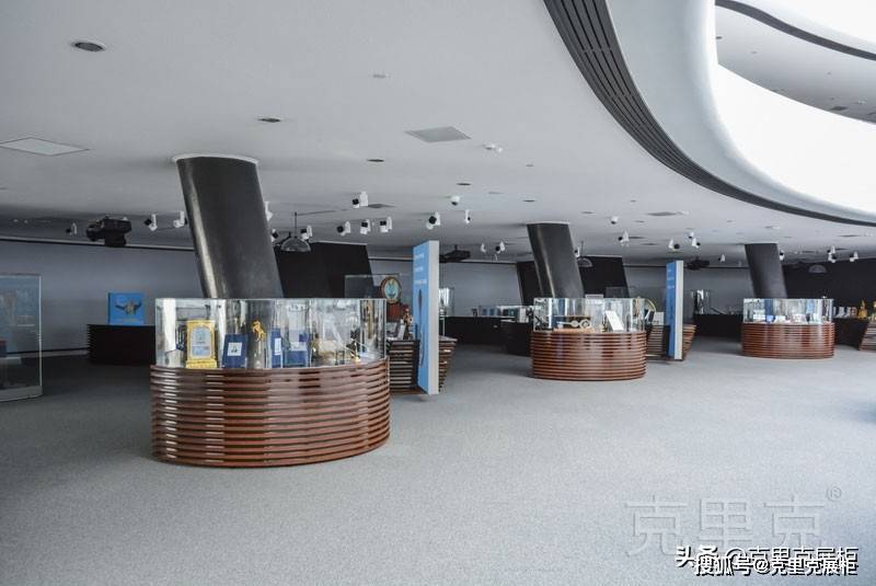 哈萨克斯坦总统图书管副馆长访问四川克里克展柜