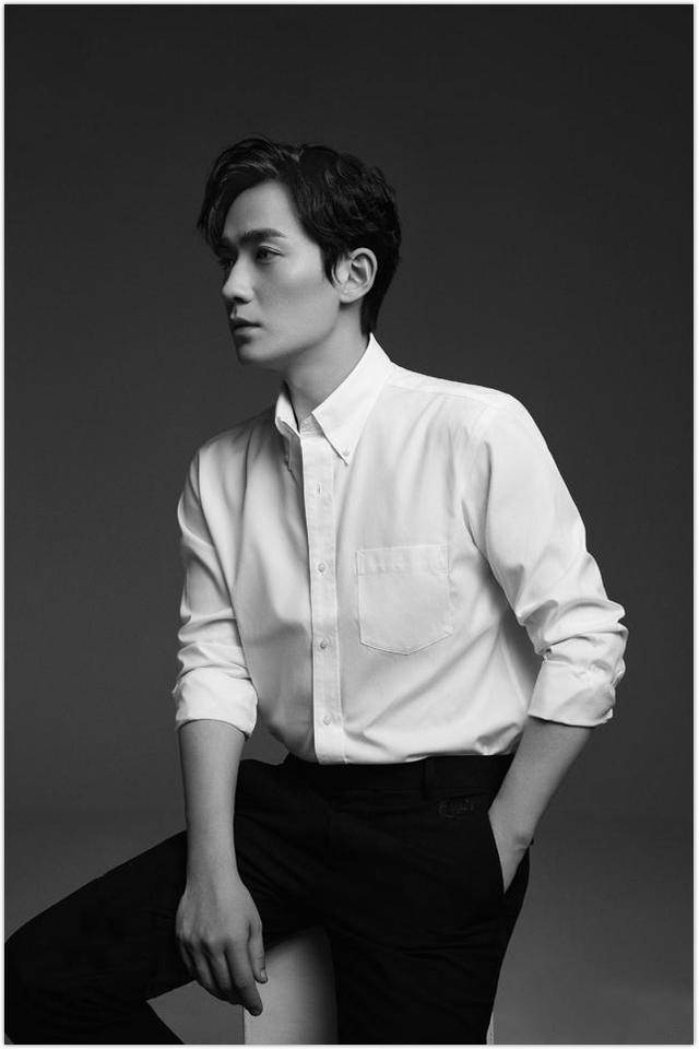 当红男明星白衬衫杀,王俊凯精英范十足,易烊千玺贵气公子气质_手机
