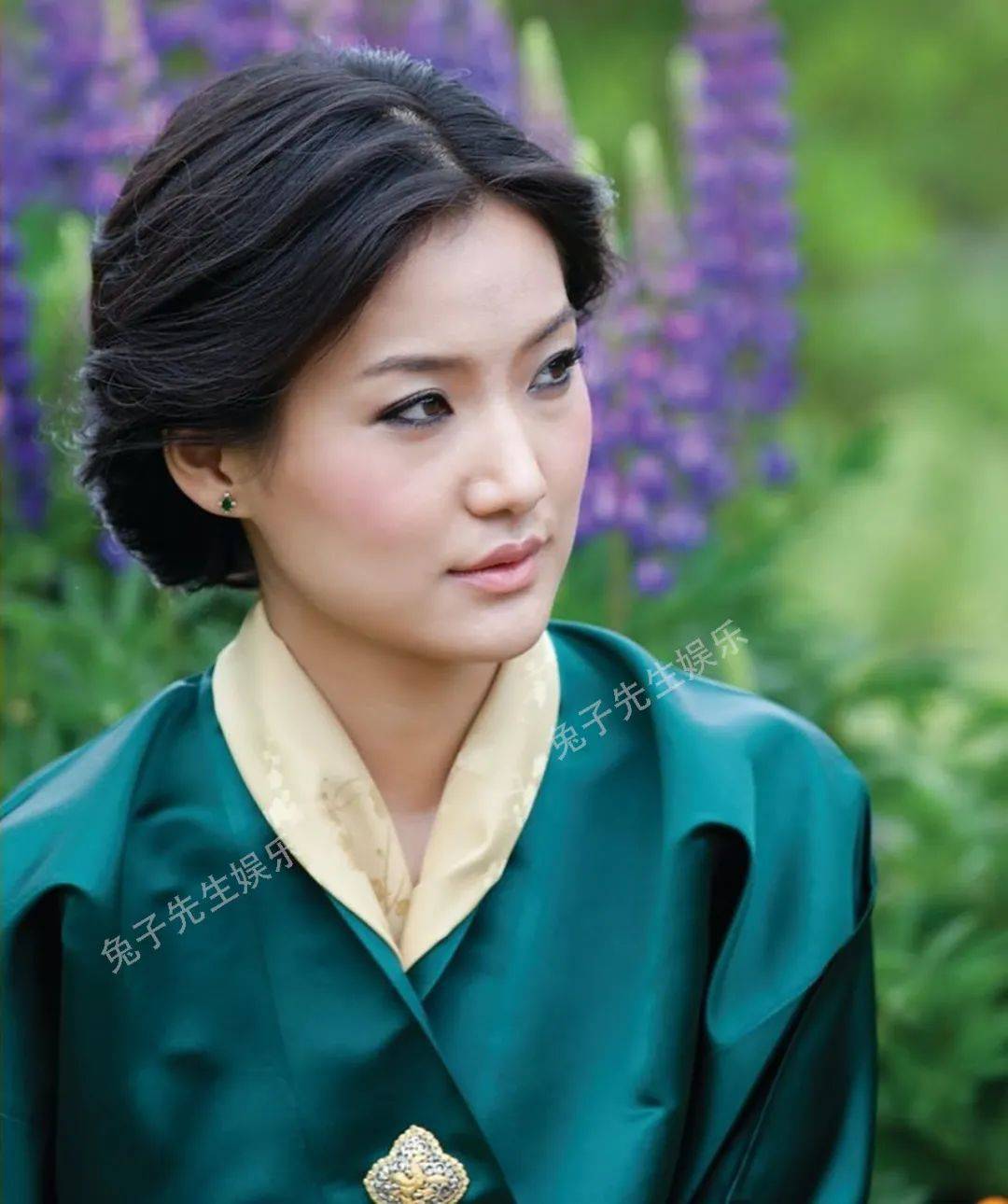 原创不丹国王太狠心舍弃恋爱5年的高中同学听从父命娶佩玛当王后