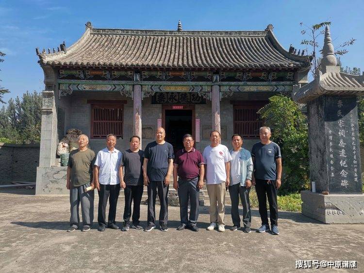 寺湾村李十三后裔,李全明,李根保(72岁,带领我们参观了李氏宗祠,介绍