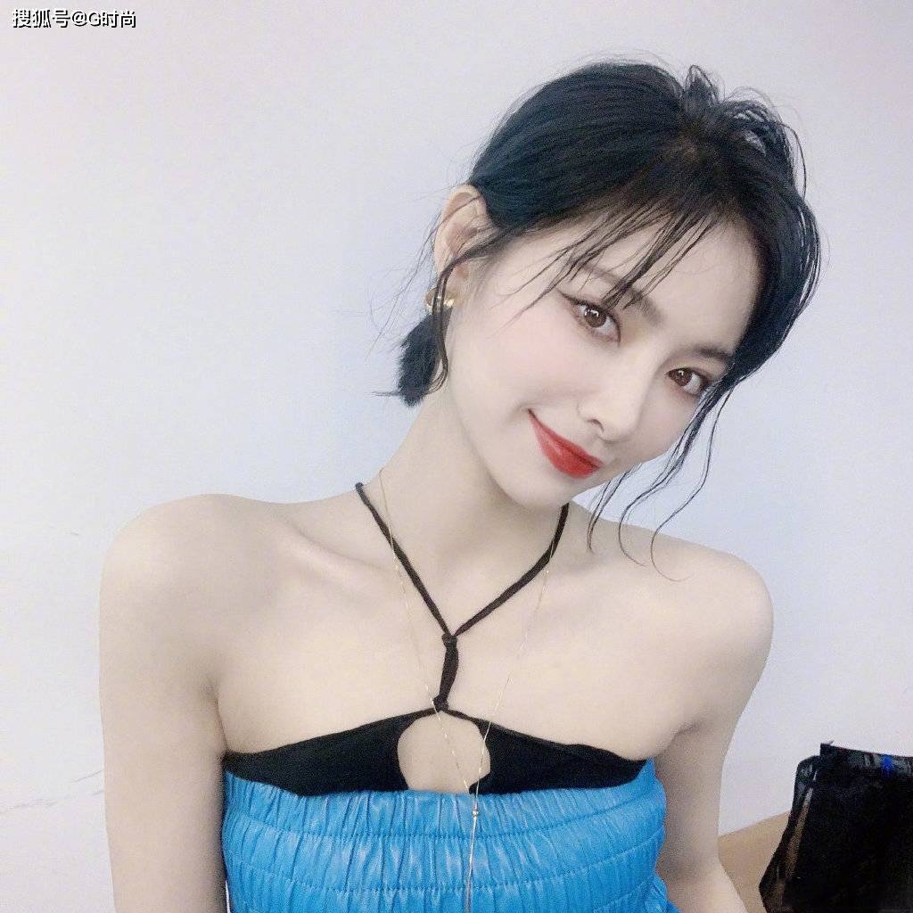 许佳琪身穿吊带,迷人又有小性感直角肩和冷白皮-搜狐大视野-搜狐新闻