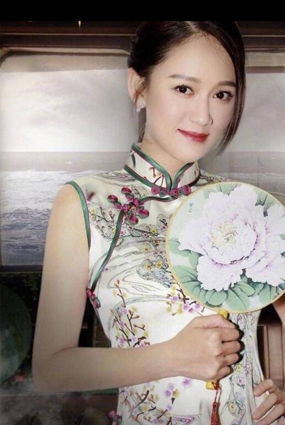 活泼可爱陈乔恩,旗袍美丽,日常穿搭更是帅气