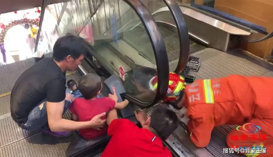 痛!男童手卡自动扶梯 消防人员快速施救