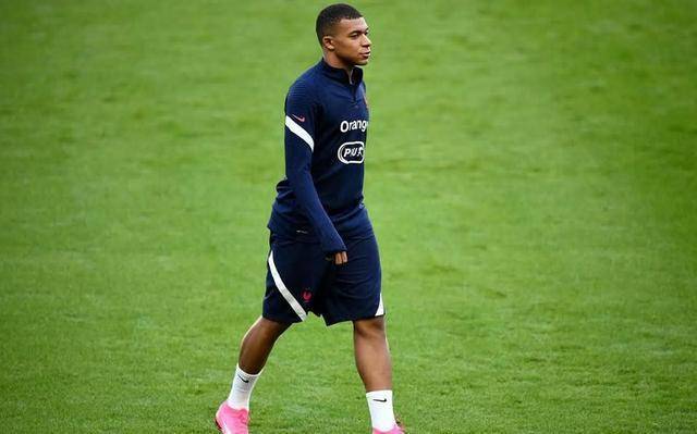 大巴黎阵中已有七名球员核酸检测呈阳性了,他们分别是:内马尔,迪