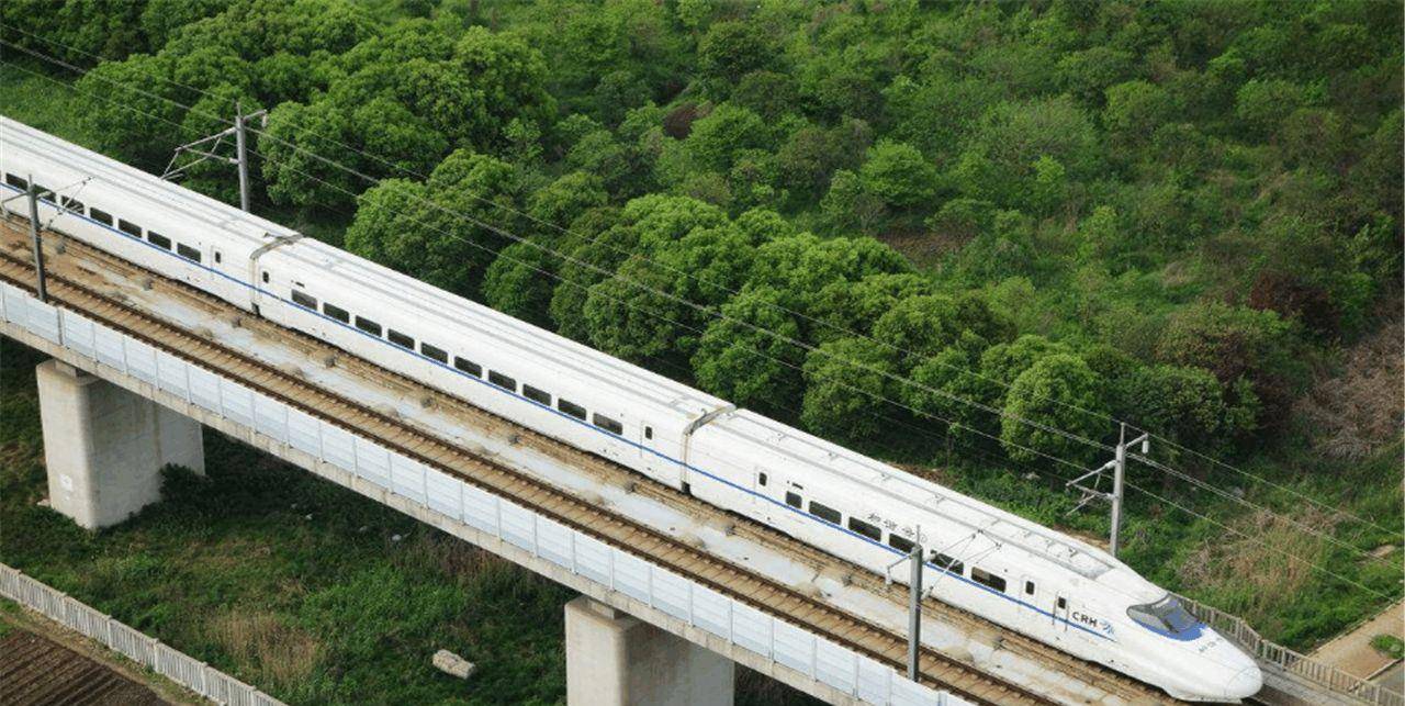 原创湖北在建的一座高铁站台12万平2台6线预计年底投入使用