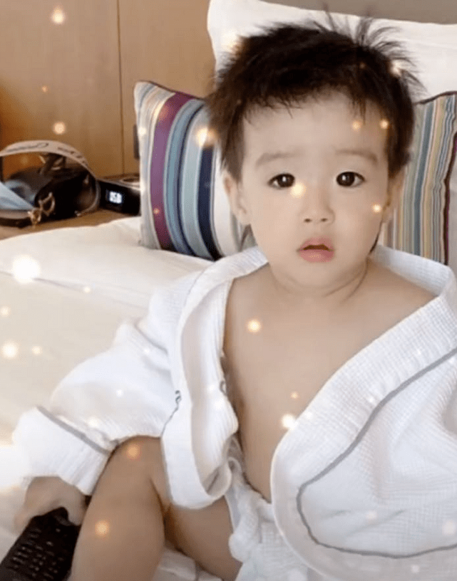 姜潮一家出游,麦迪娜单手抱娃身材火辣,丹尼尔高鼻梁大眼睛超帅_儿子