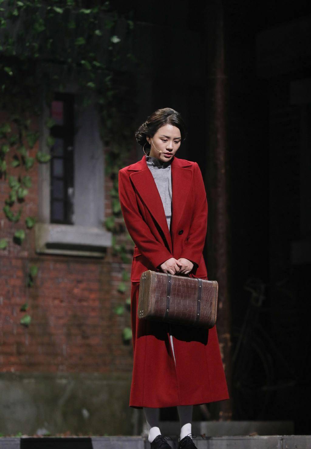 马思纯瘦了!穿旗袍亮相舞台身姿窈窕,搭配红色大衣优雅又大气!