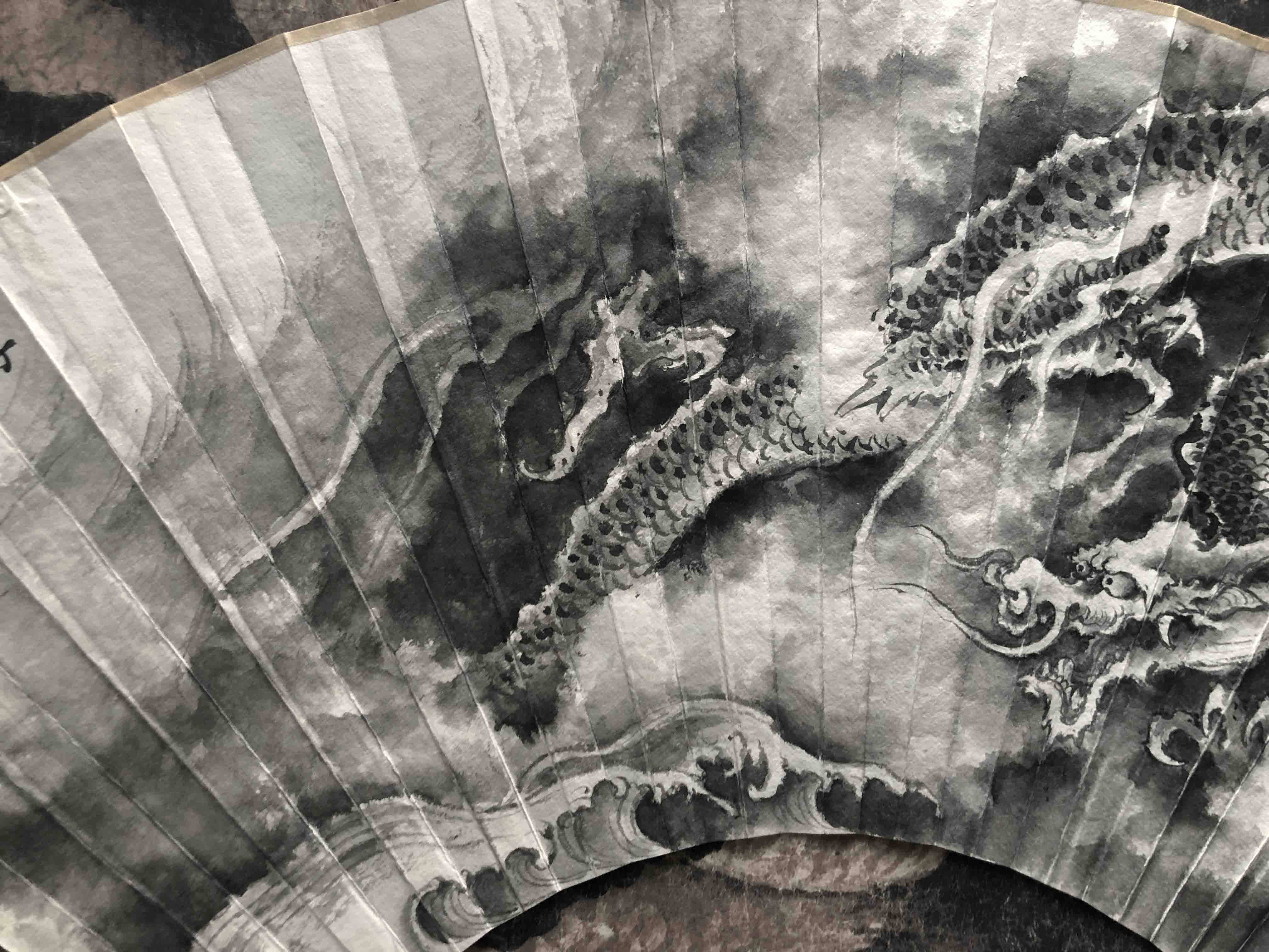 国画水墨龙扇面绘画