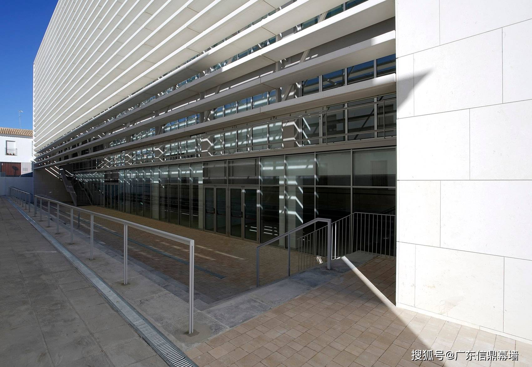 其外立面设计主要是采用白色,设计的旨意是大学就是一座"象牙塔"