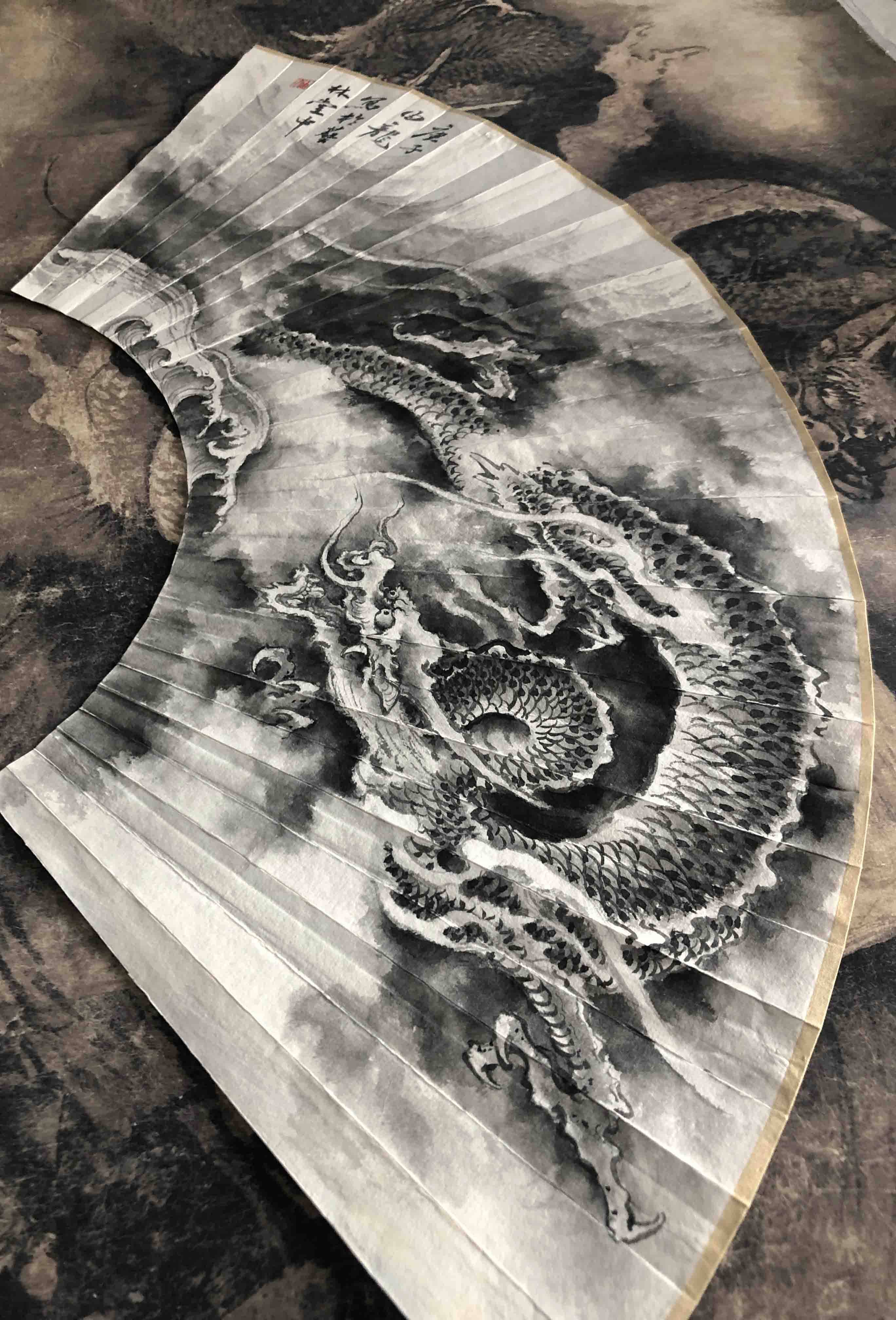 国画水墨龙扇面绘画