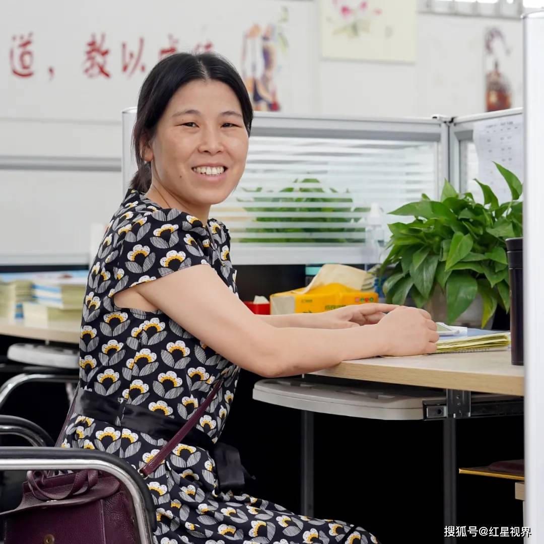 默默游走于岁月里的老师们 早已和青春一起 成为我们最难忘的回忆