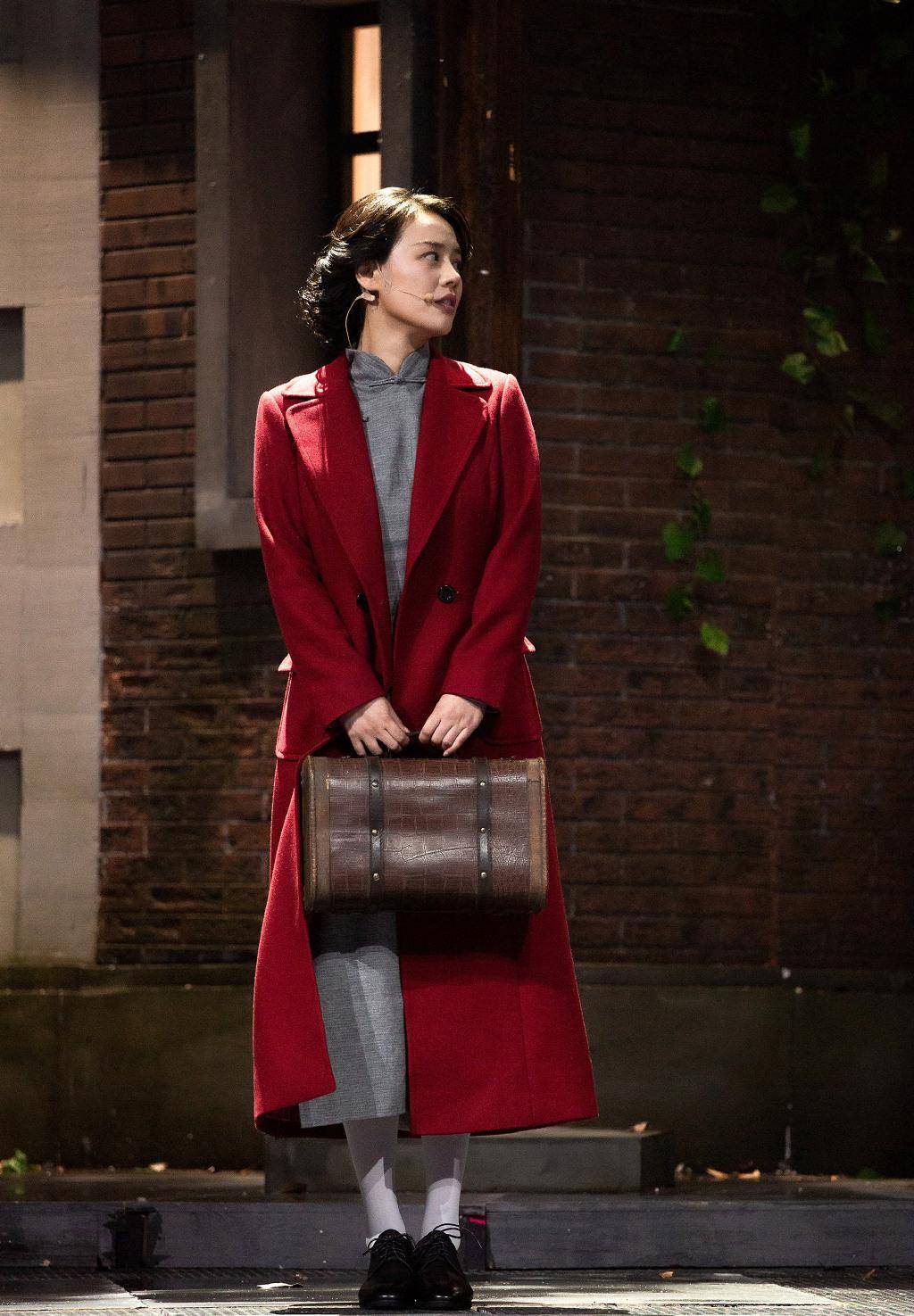 马思纯瘦了!穿旗袍亮相舞台身姿窈窕,搭配红色大衣优雅又大气!