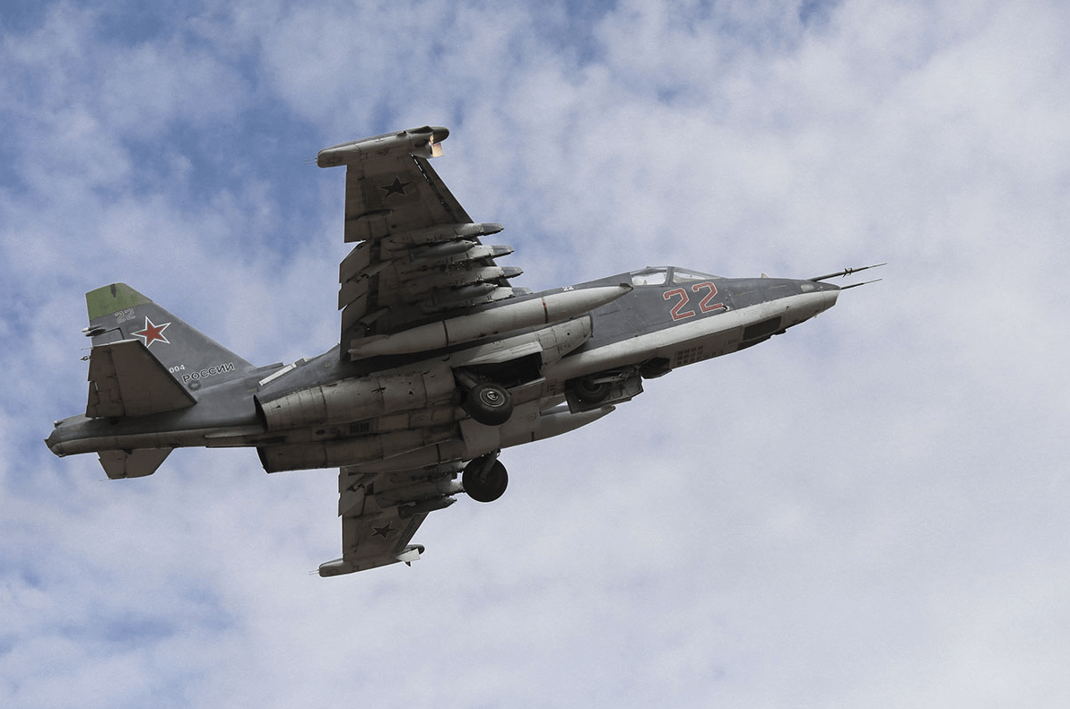 俄罗斯苏-25攻击机在伏尔加格勒地区进行起降训练