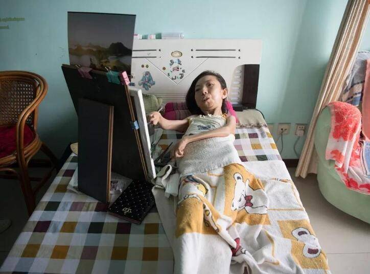 女孩瘫痪卧床自学画画30年如今一幅画卖2000元
