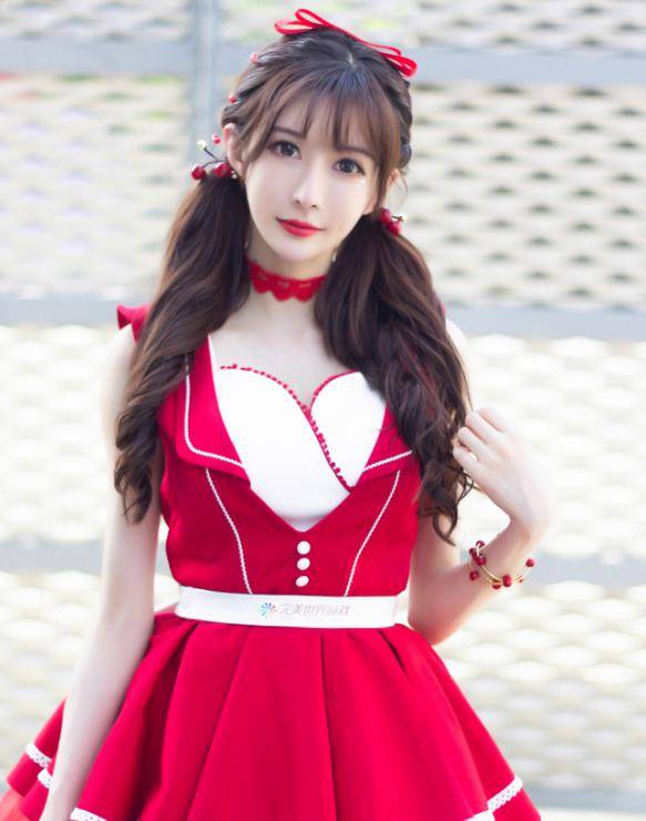 原创穿1件衬衣就开始拍了!王羽杉晒写真集,这九连拍着实性感