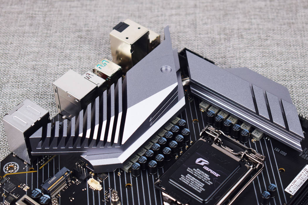 堆料的游戏玩家之选,七彩虹igame z490主板开箱试玩