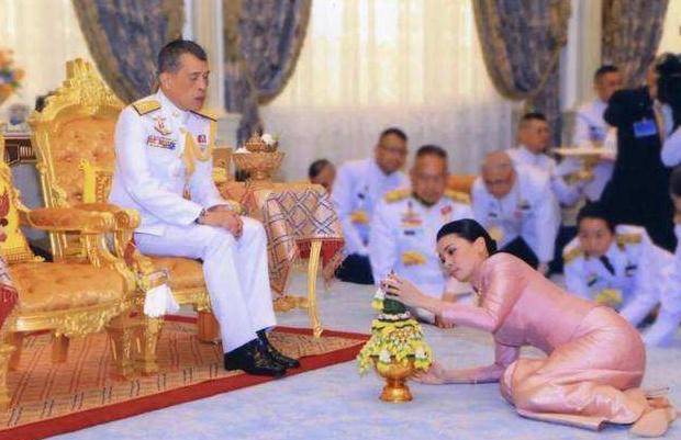 诗妮娜不顾形象,全身趴在地上跪拜泰王,玛哈:这就是泰式跪拜