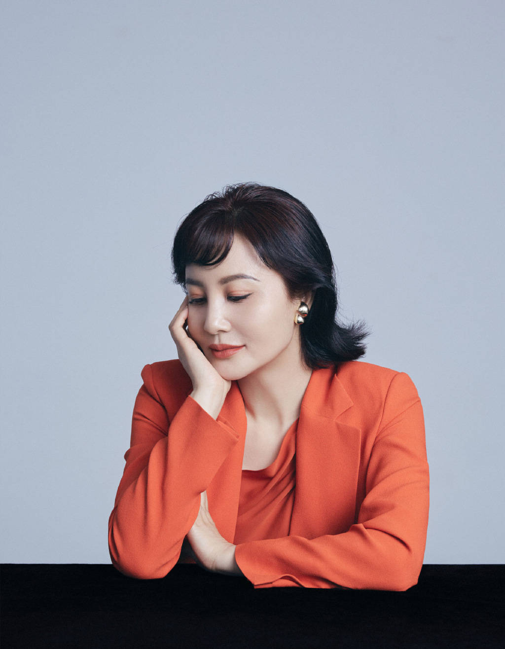 她年过50还未婚,今穿宝石蓝丝绒连体裤,满脸胶原蛋白超显嫩