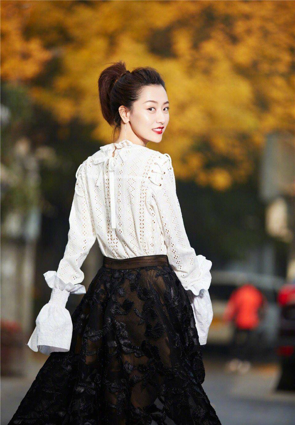 白冰舞台装造型真酷,穿蕾丝背心配皮裤秀纤瘦身材,时髦又吸睛