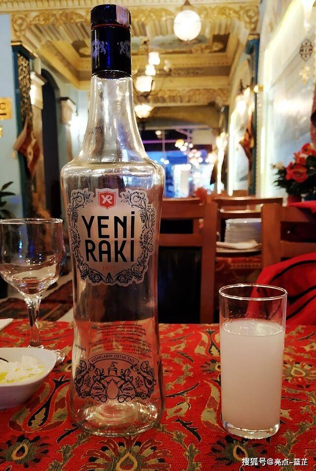 第一次喝有着"狮子奶"之称的土耳其国酒拉克酒(turkish raki),raki由