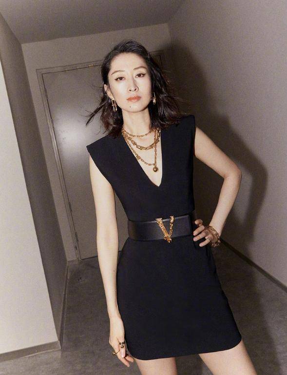 被44岁刘敏涛惊艳了,包臀裙配皮靴又美又酷,熟女魅力挡不住!