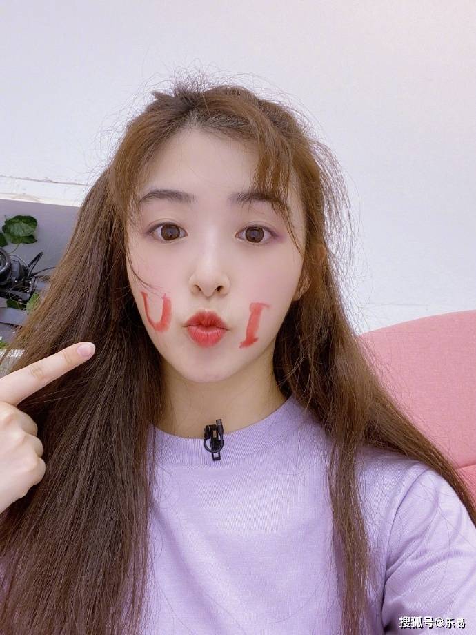 张含韵晒九宫格自拍脸颊红润皮肤水嫩似十八岁