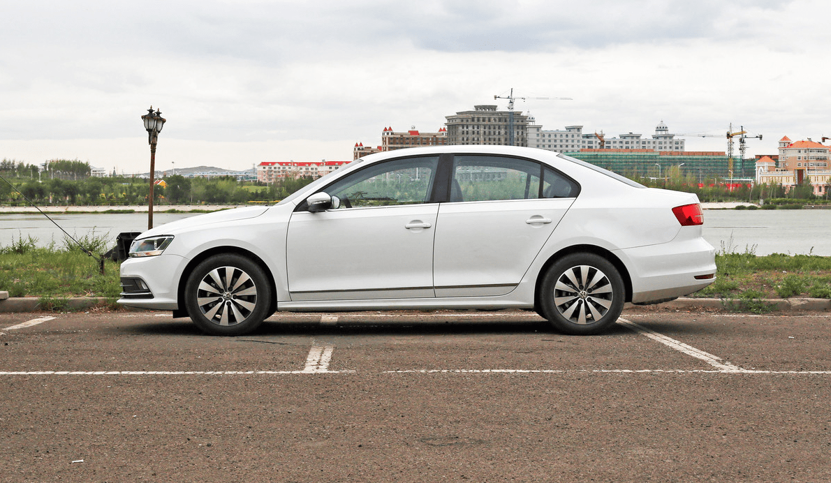 1/ 12 一汽-大众 速腾 2018款 180tsi 双离合 臻享版 指导价:15.